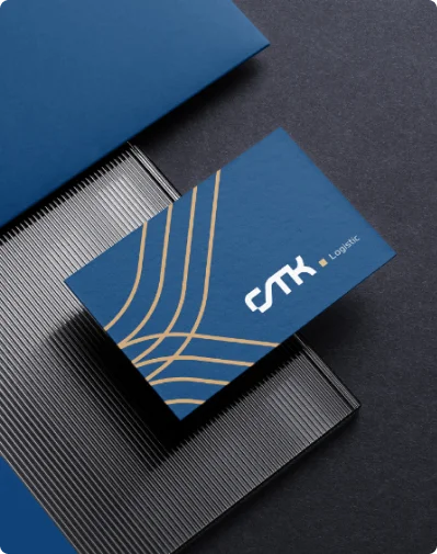 Nowa identyfikacja CTK Logistics wyróżnia się eleganckim granatem i złotymi liniami symbolizującymi dynamiczny przepływ transportu i nowoczesną logistykę.