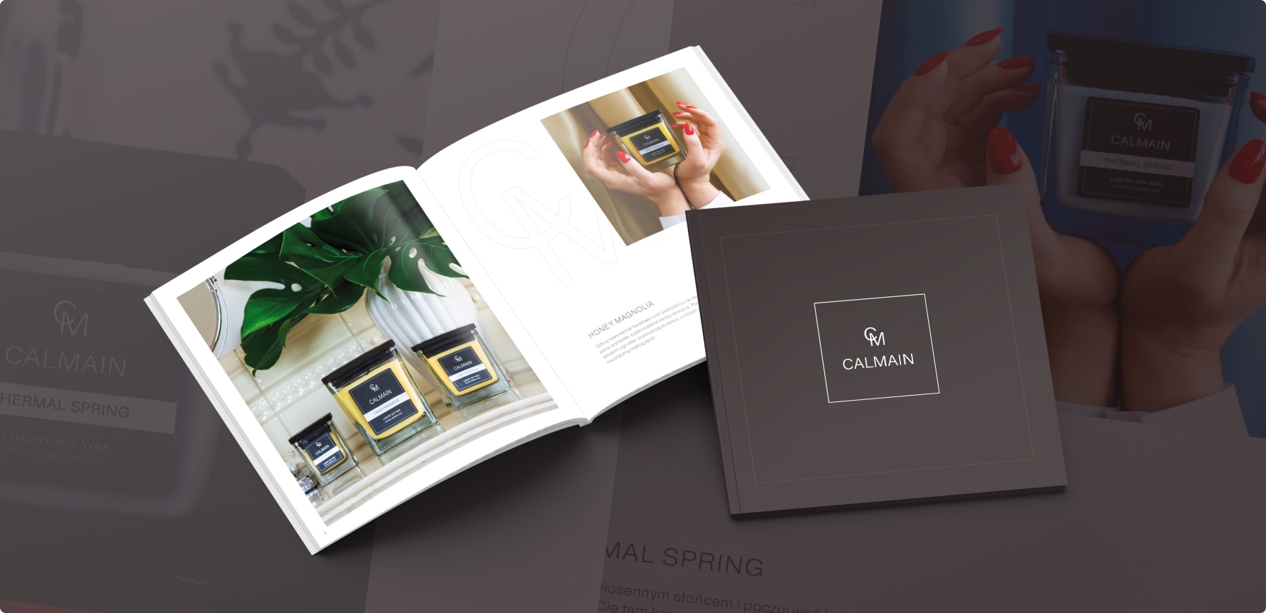 Grafika przedstawia elegancki katalog marki CALMAIN, prezentujący luksusowe świece zapachowe. Zawiera stylowe zdjęcia produktów i minimalistyczny design okładki.