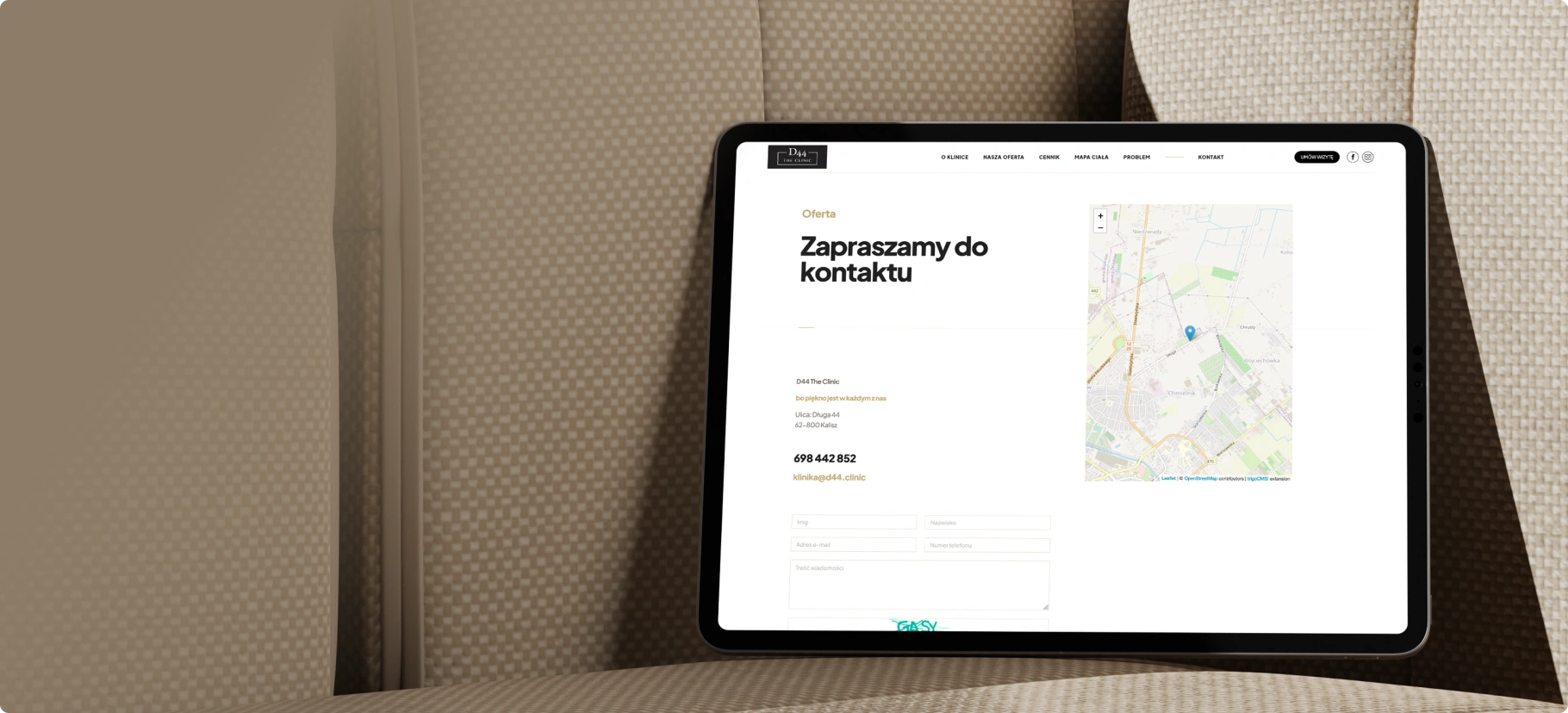 Zdjęcie przedstawia stronę kontaktową D44 The Clinic na laptopie. Strona ma elegancki design, zawiera adres kliniki w Kaliszu i interaktywną mapę ułatwiającą dojazd.