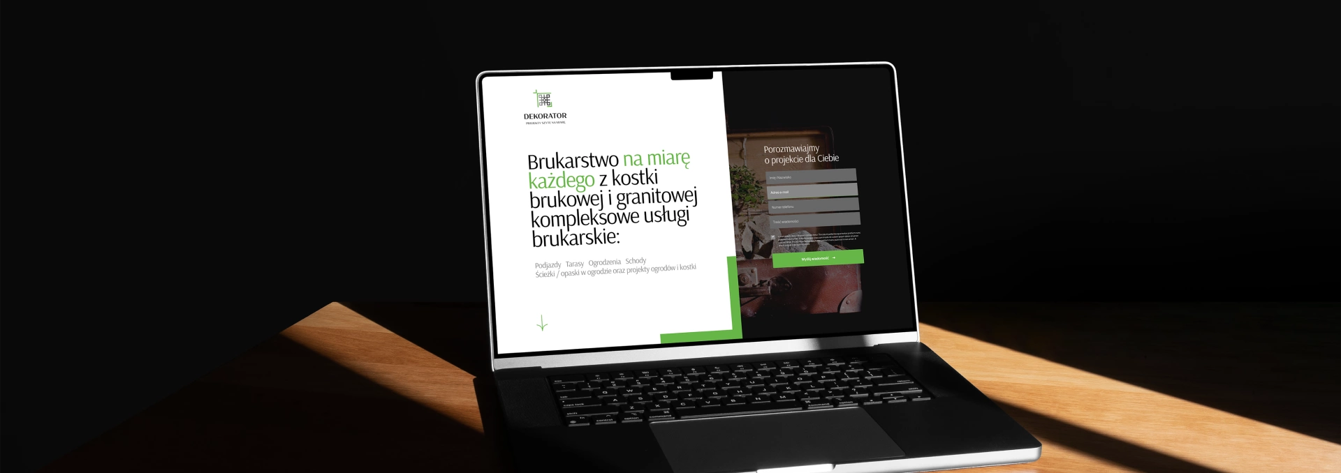 Na laptopie strona internetowa firmy zajmującej się usługami brukarskimi, oferującej kompleksowe usługi z kostki brukowej i granitowej.