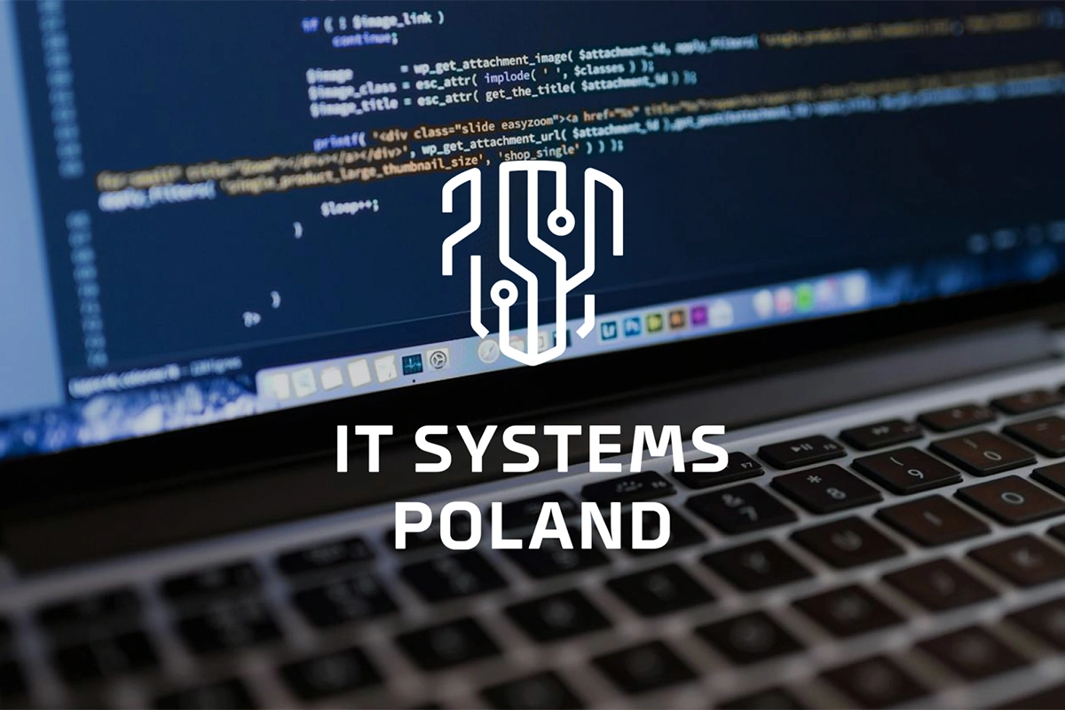 Logo IT SYSTEMS POLAND umieszczone na tle laptopa z kodem programistycznym. Nowoczesny design podkreśla technologię, innowacje i cyfrowe rozwiązania.