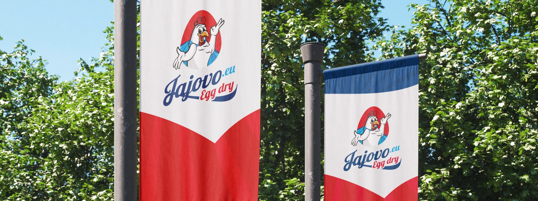 Logo firmy Trazmet Lager Technik na białej elewacji z nowoczesnym, minimalistycznym designem. Czerwone i niebieskie akcenty podkreślają dynamiczny charakter marki.