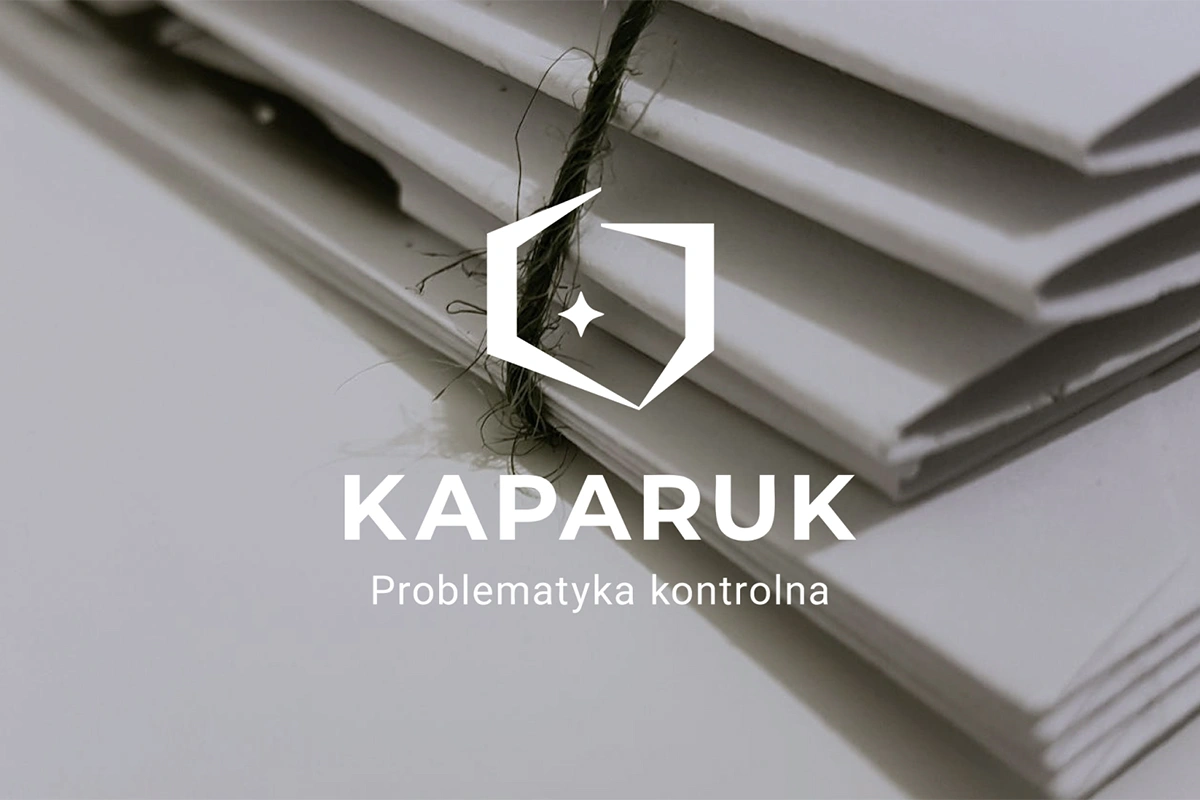 Logo KAPARUK z dopiskiem Problematyka kontrolna symbolizuje precyzję i nadzór. Geometryczny znak z gwiazdką sugeruje rzetelność i wysoką jakość usług.