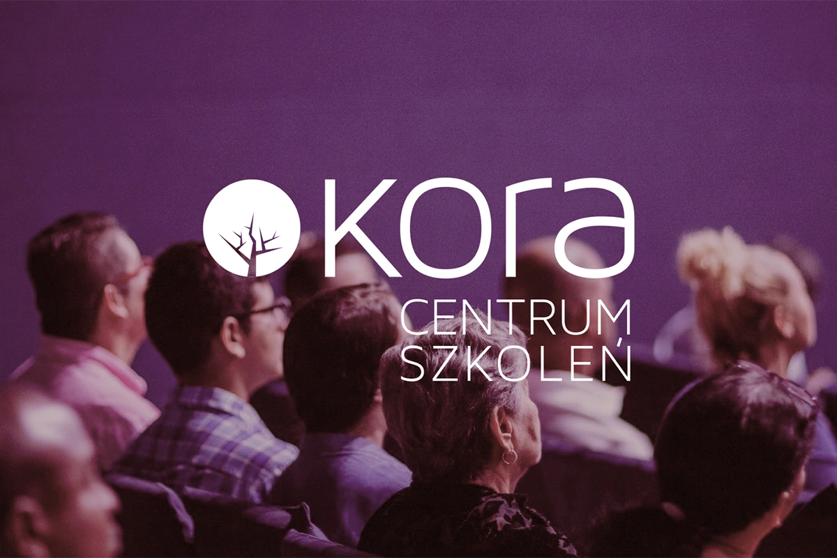 Logo Kora Centrum Szkoleń przedstawia minimalistyczny symbol drzewa w okręgu, symbolizujący rozwój i wiedzę. Nowoczesna typografia na tle w odcieniach fioletu.