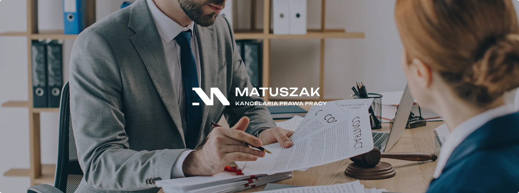 Logo firmy Trazmet Lager Technik na białej elewacji z nowoczesnym, minimalistycznym designem. Czerwone i niebieskie akcenty podkreślają dynamiczny charakter marki.