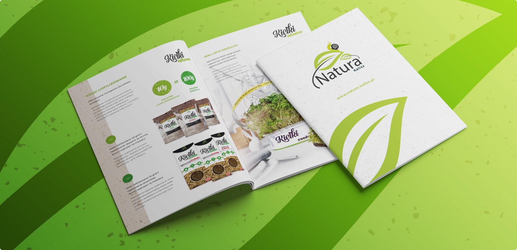 Katalog Natura Kalisz w zielonej kolorystyce prezentuje kiełki liofilizowane. Okładka z logo i listkiem, w środku zdjęcia oraz opisy produktów.